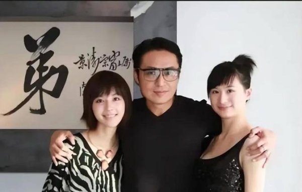 马景涛吴佳尼大男儿成年，身高引关注，子母合照像姐弟！